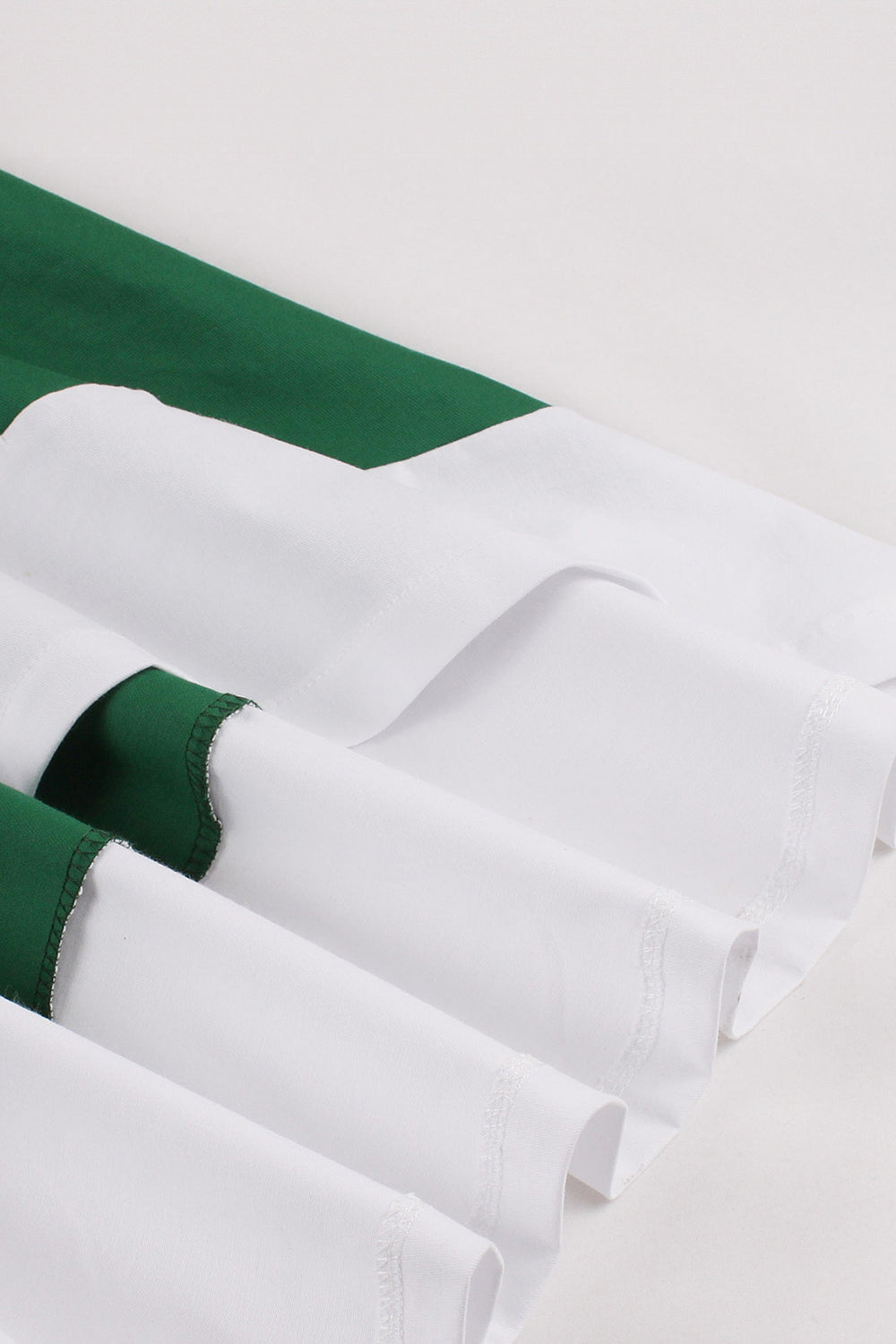 Vestido verde escuro babado assimétrico dos anos 1950 com laços