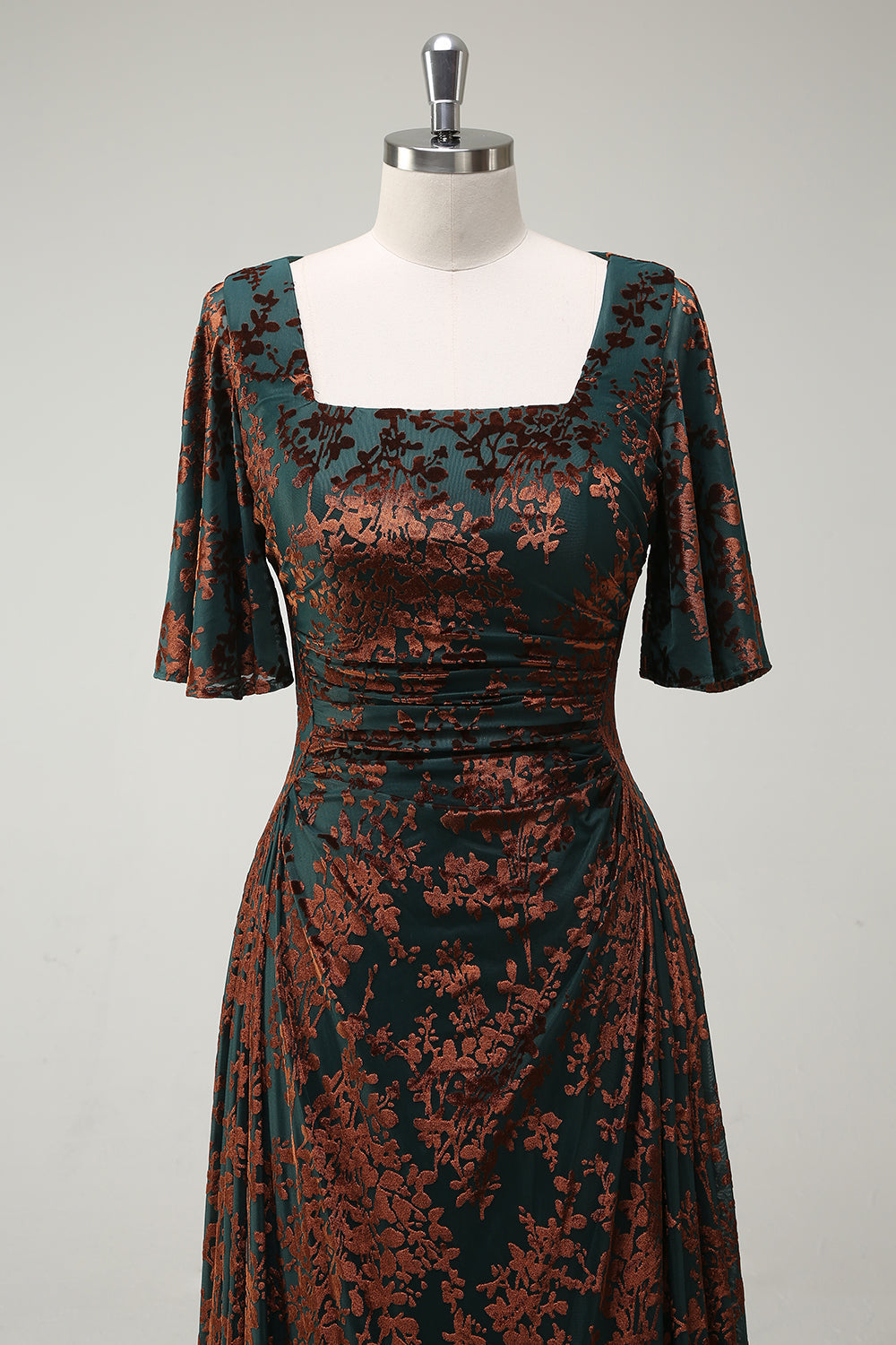 Vestido de dama de honra longo de pescoço quadrado verde escuro com mangas curtas