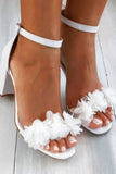 Sapatos de noiva abertos brancos com apliques