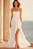 Uma linha de vestido de noiva branco sem alças com fenda