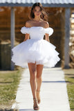 Branco Uma linha babada fora do ombro tule vestido curto de formatura
