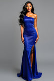 Um ombro bainha vestido de baile azul real com fenda
