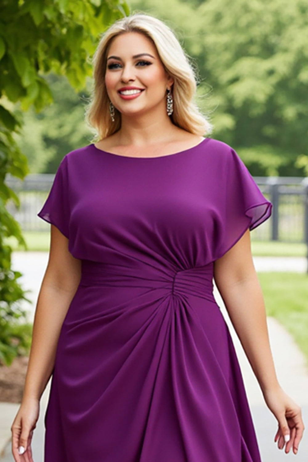 Vestido Mãe da Noiva Roxo Bainha Chiffon Midi Tamanhos Grandes Ruched