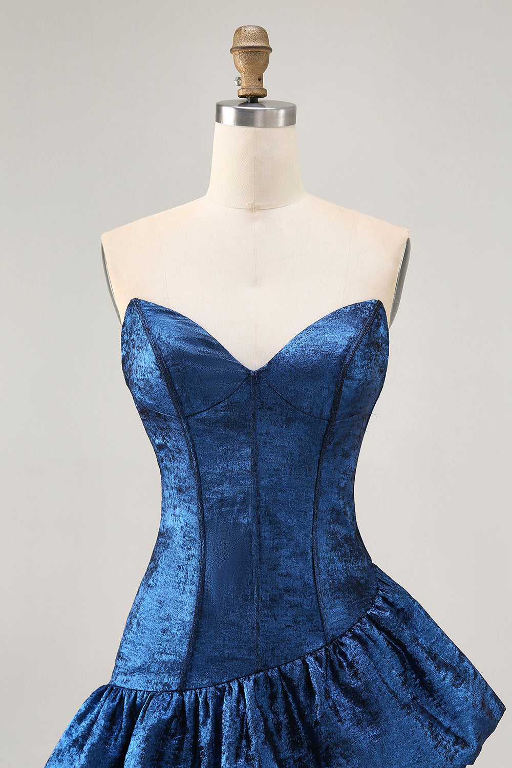 Uma linha sem alças assimétrica azul escuro homecoming vestido