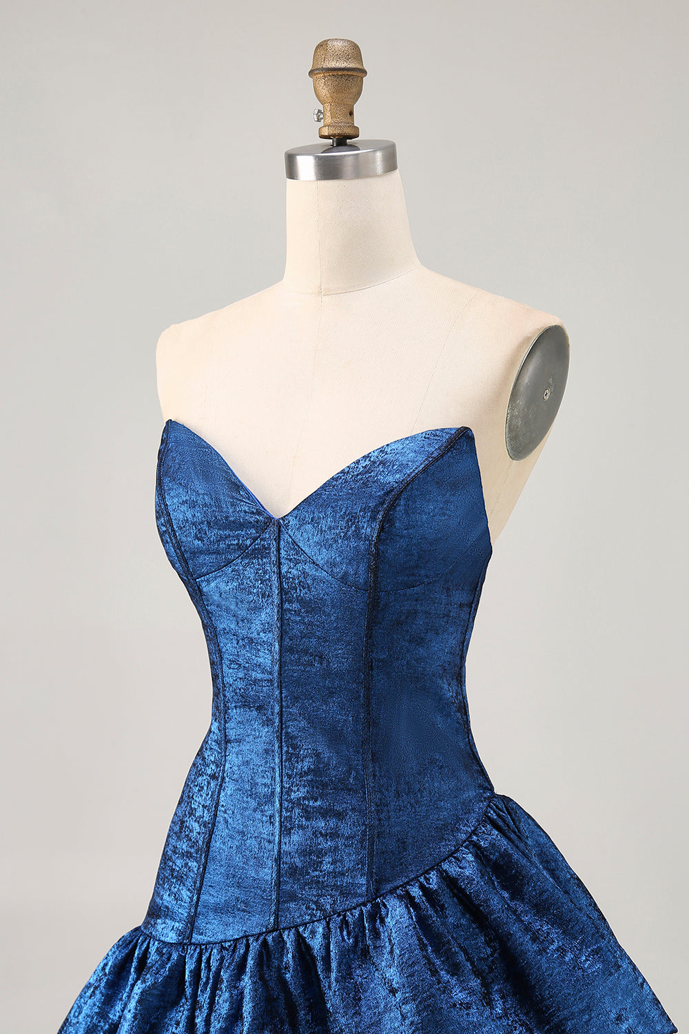 Uma linha sem alças assimétrica azul escuro homecoming vestido