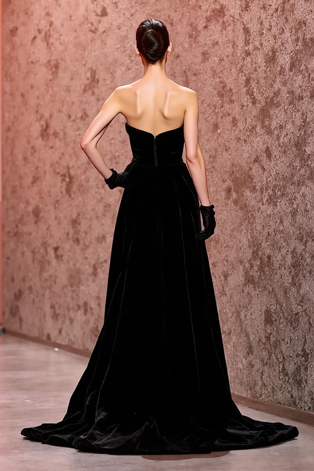 Vestido de noite simples de veludo preto longo sem alças com fenda