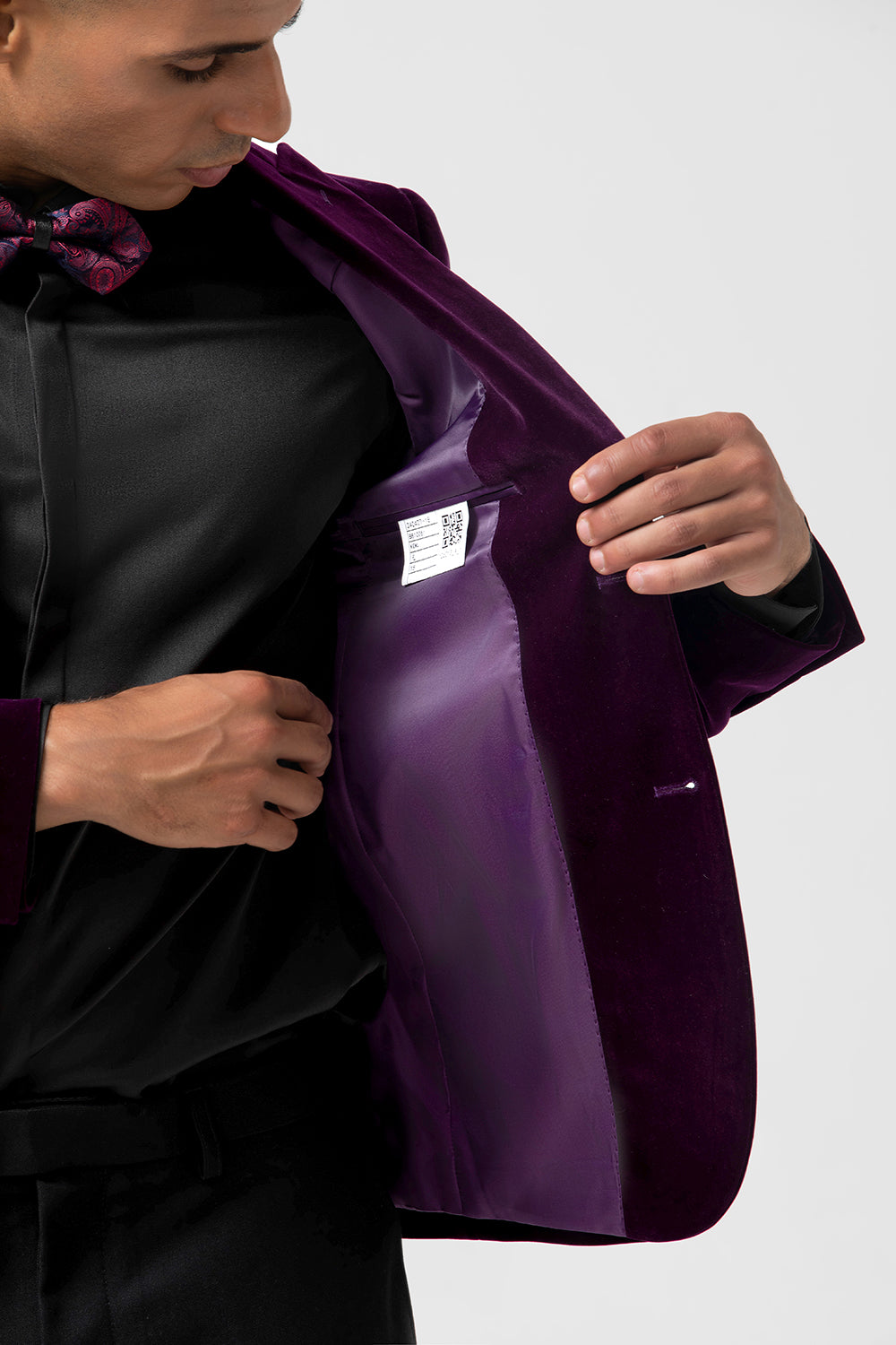 Blazer masculino de veludo com lapela de pico roxo escuro e um botão