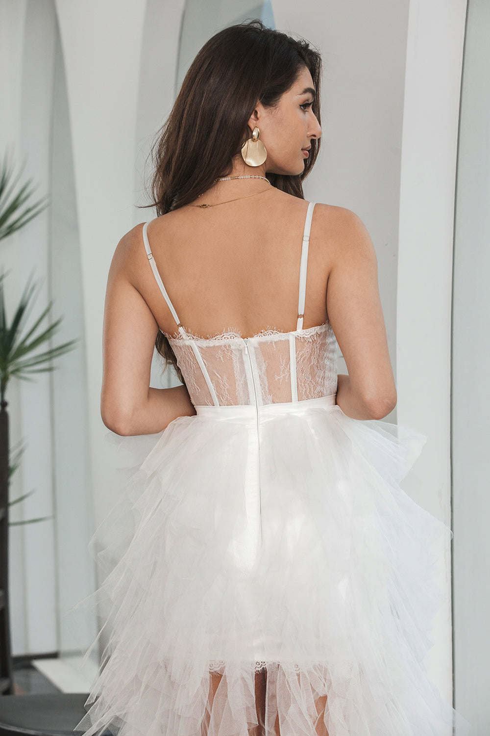 Vestido de festa de noivado branco alto baixo babado com renda
