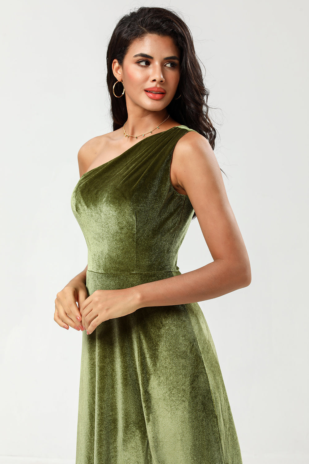 Um ombro uma linha Velvet vestido verde dama de honra com fenda