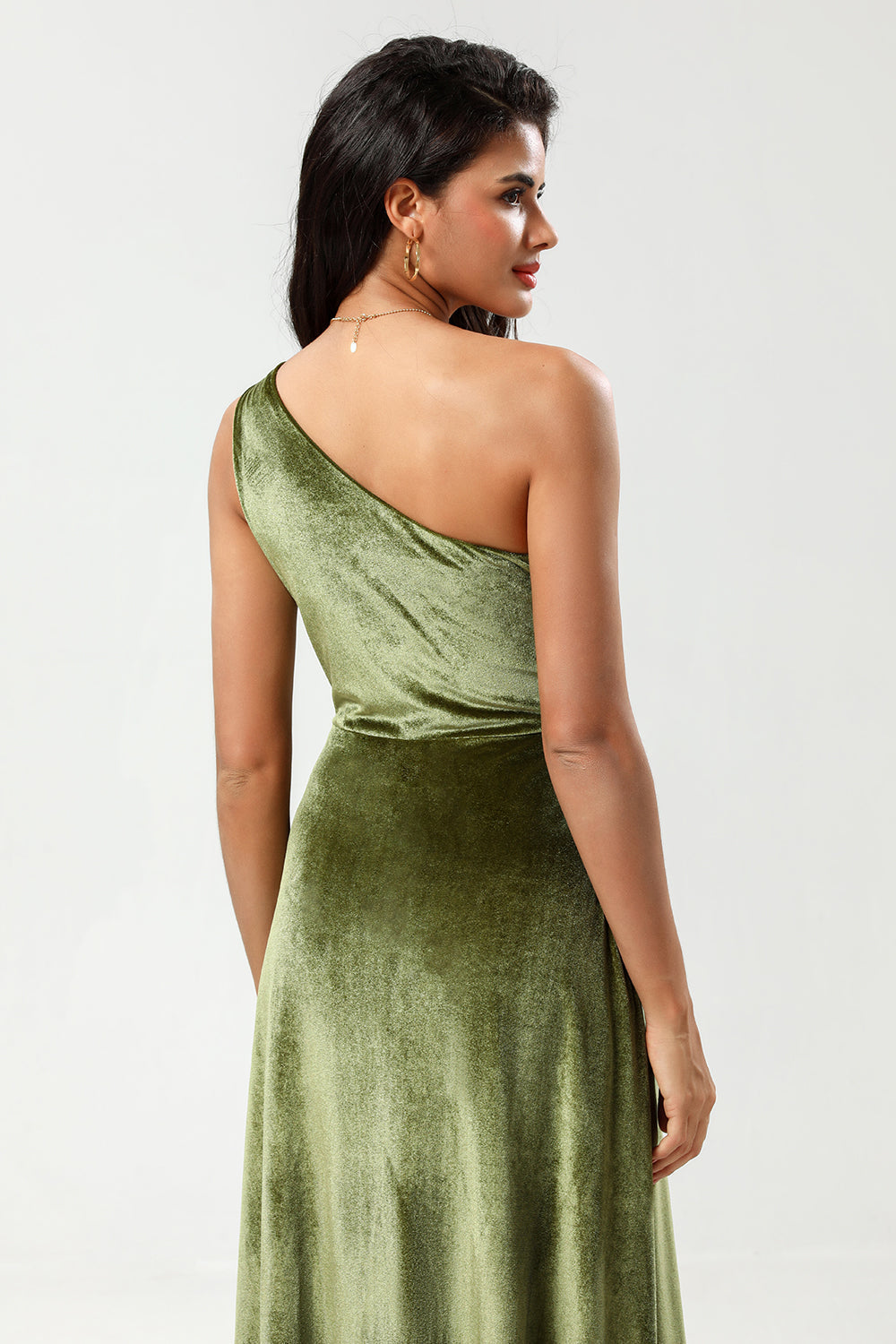 Um ombro uma linha Velvet vestido verde dama de honra com fenda