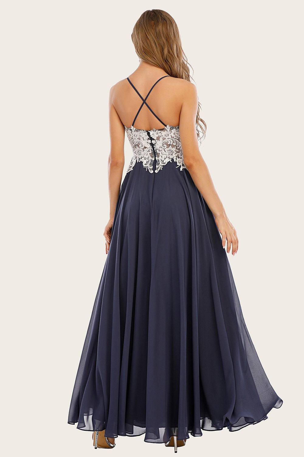 Vestido de baile de chiffon azul e poeirento com renda