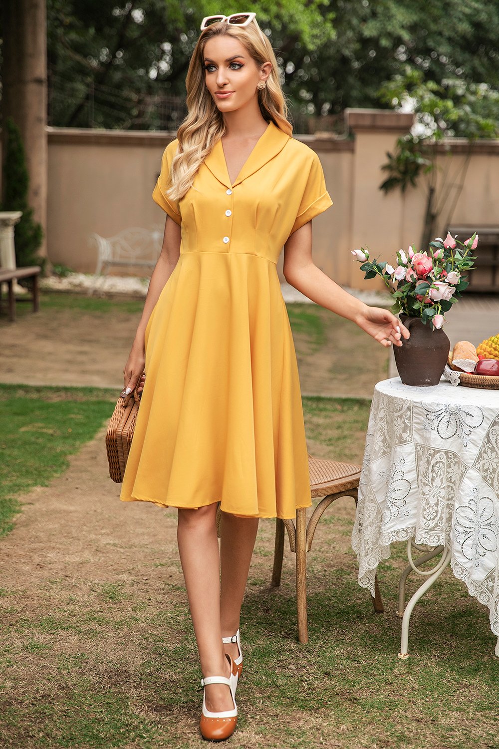 Elegante vestido vintage amarelo v pescoço