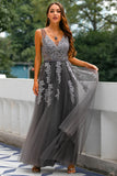 Vestido de tule cinza com apliques