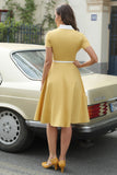 V Vestido amarelo de pescoço de 1950 com cinto