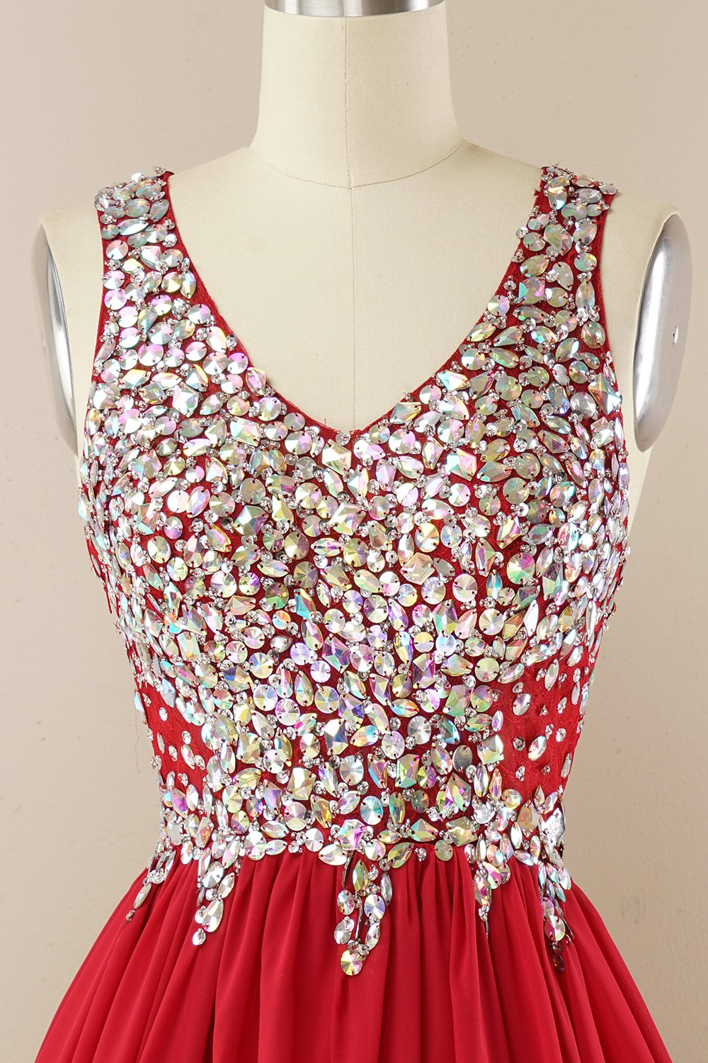 Vestido de homecoming de missangas vermelhas