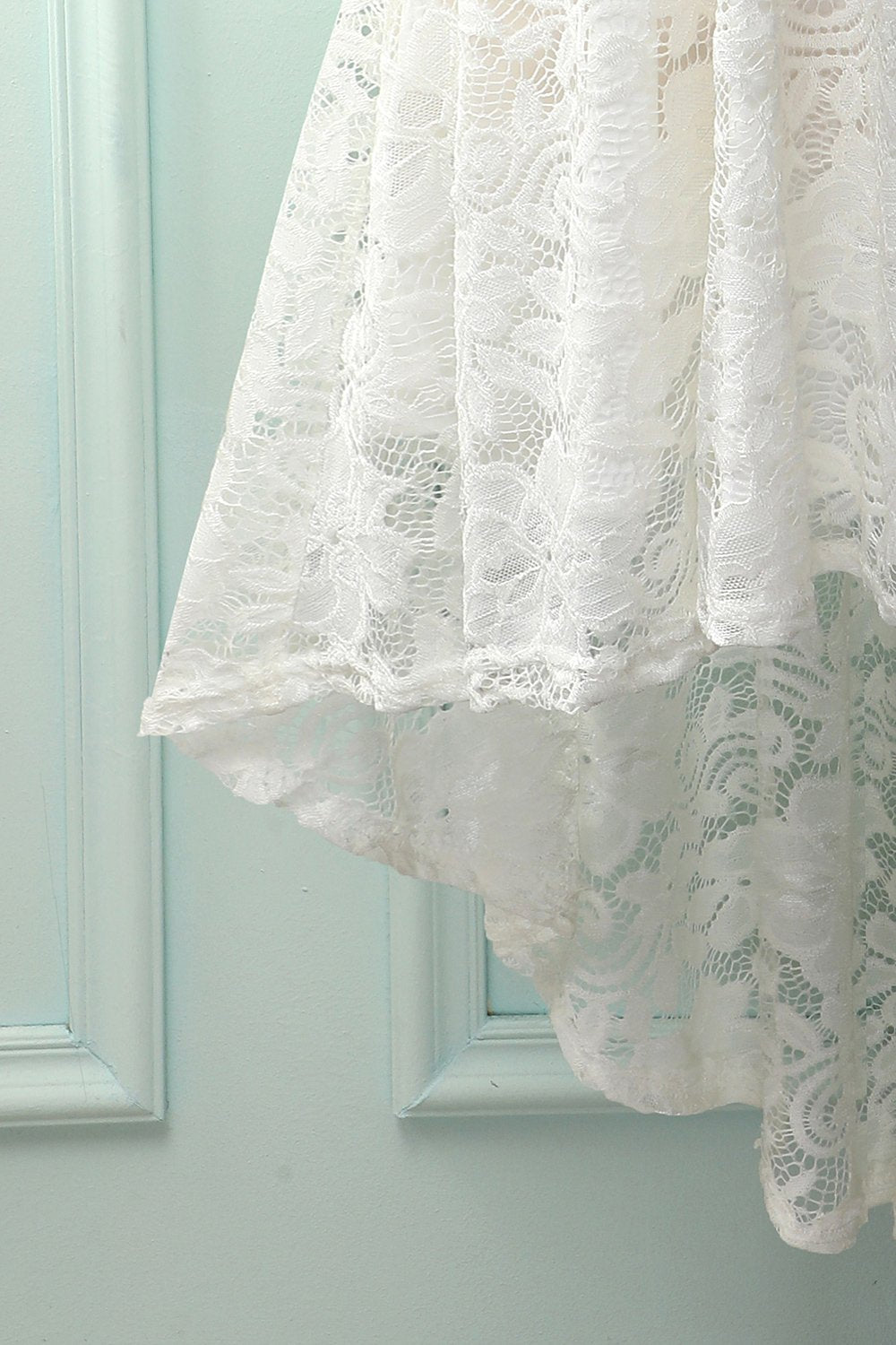 Vestido de renda branca com decote em v