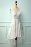 Vestido de renda branca com decote em v