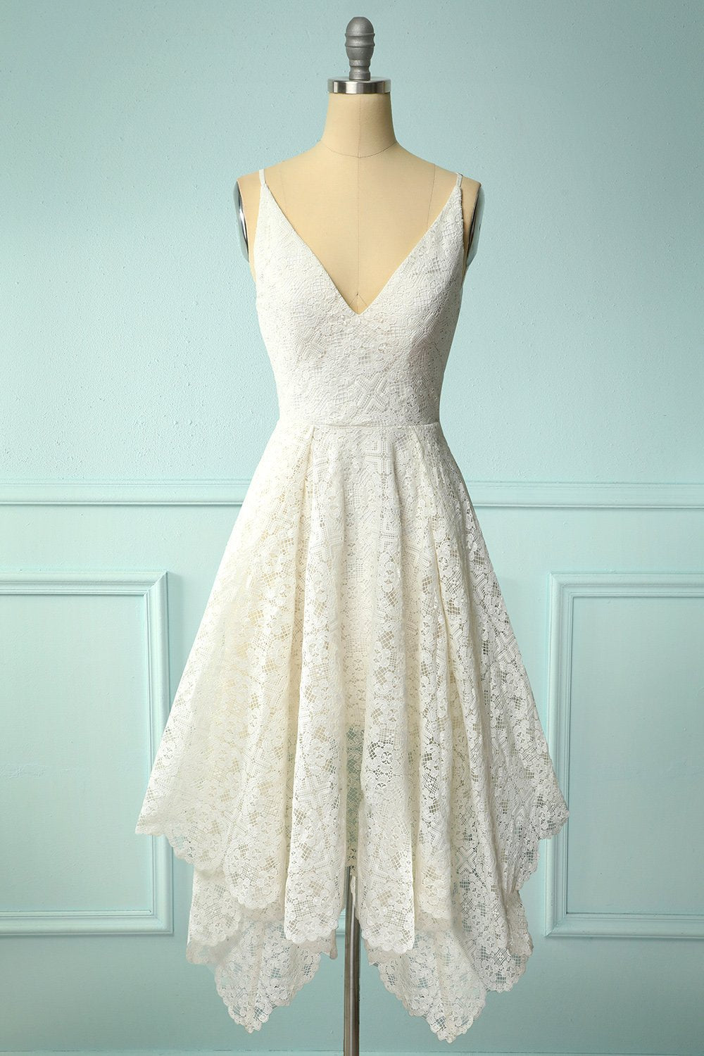Vestido assimétrico de renda branca
