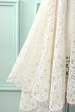 Vestido assimétrico de renda branca