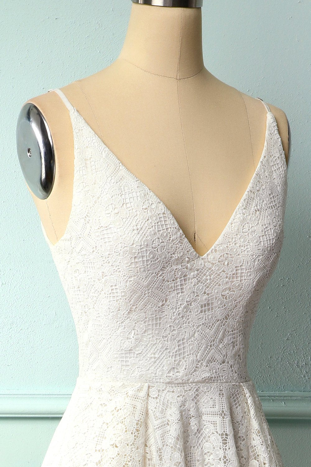 Vestido assimétrico de renda branca