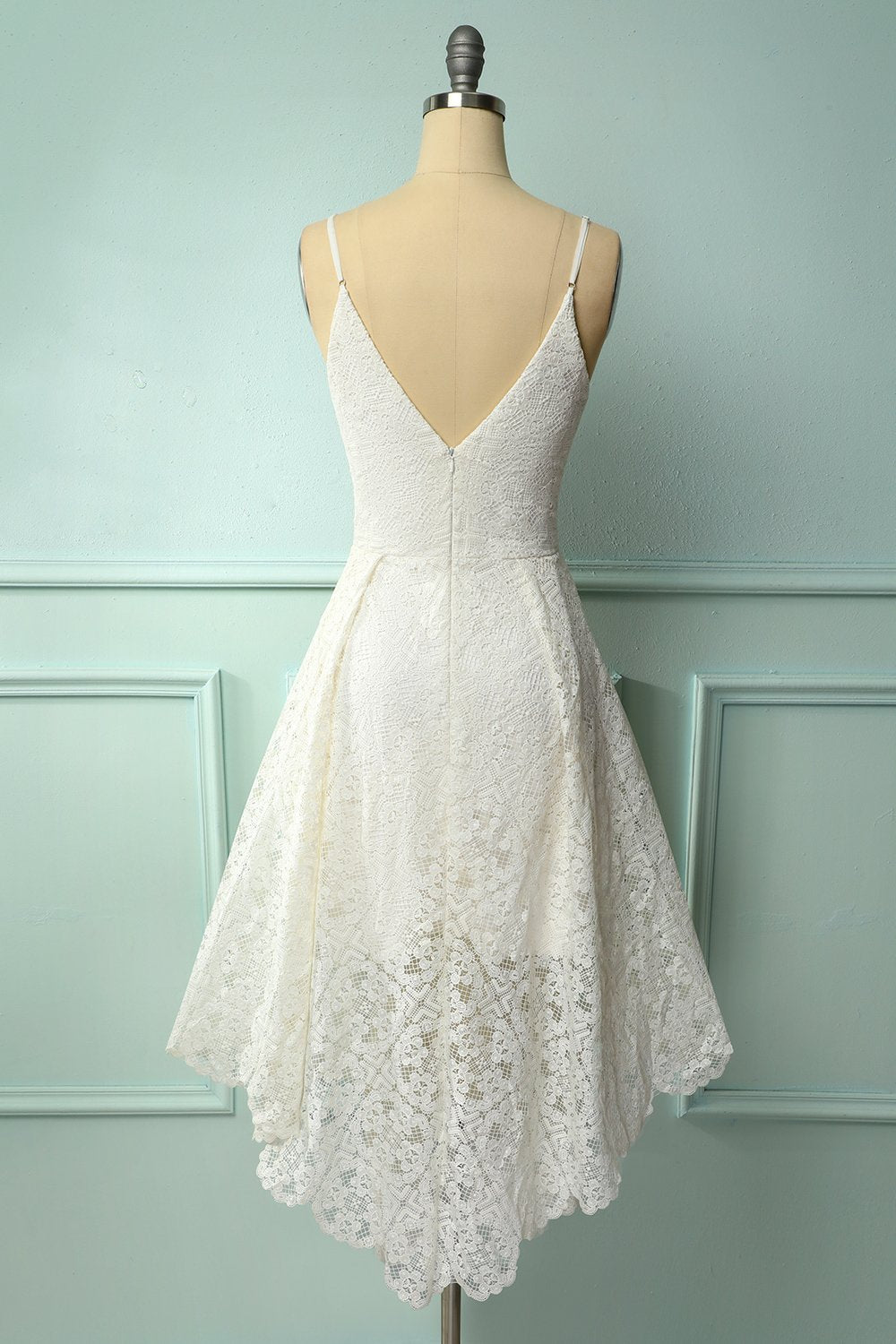 Vestido assimétrico de renda branca