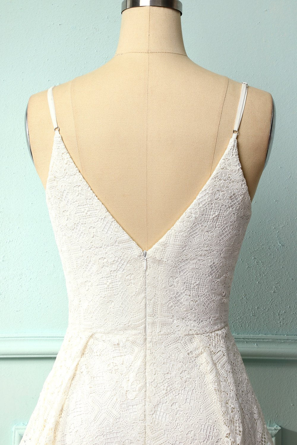 Vestido assimétrico de renda branca