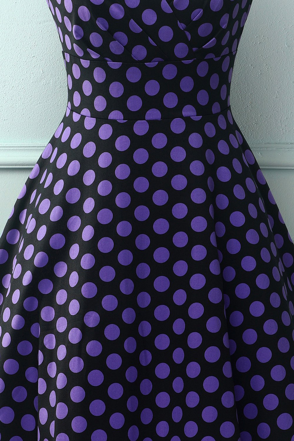 Vestido roxo preto com decote em V
