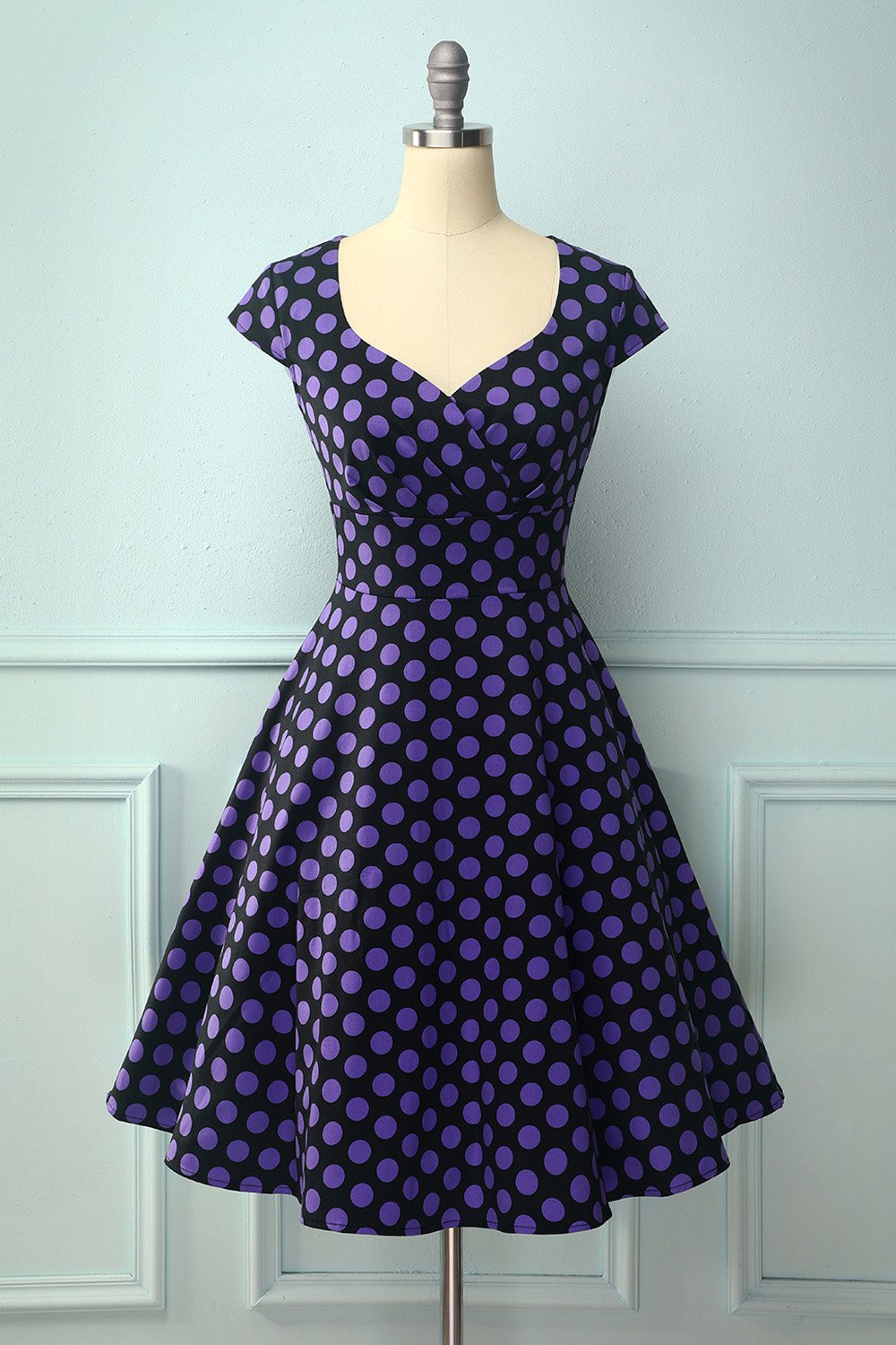 Vestido roxo preto com decote em V