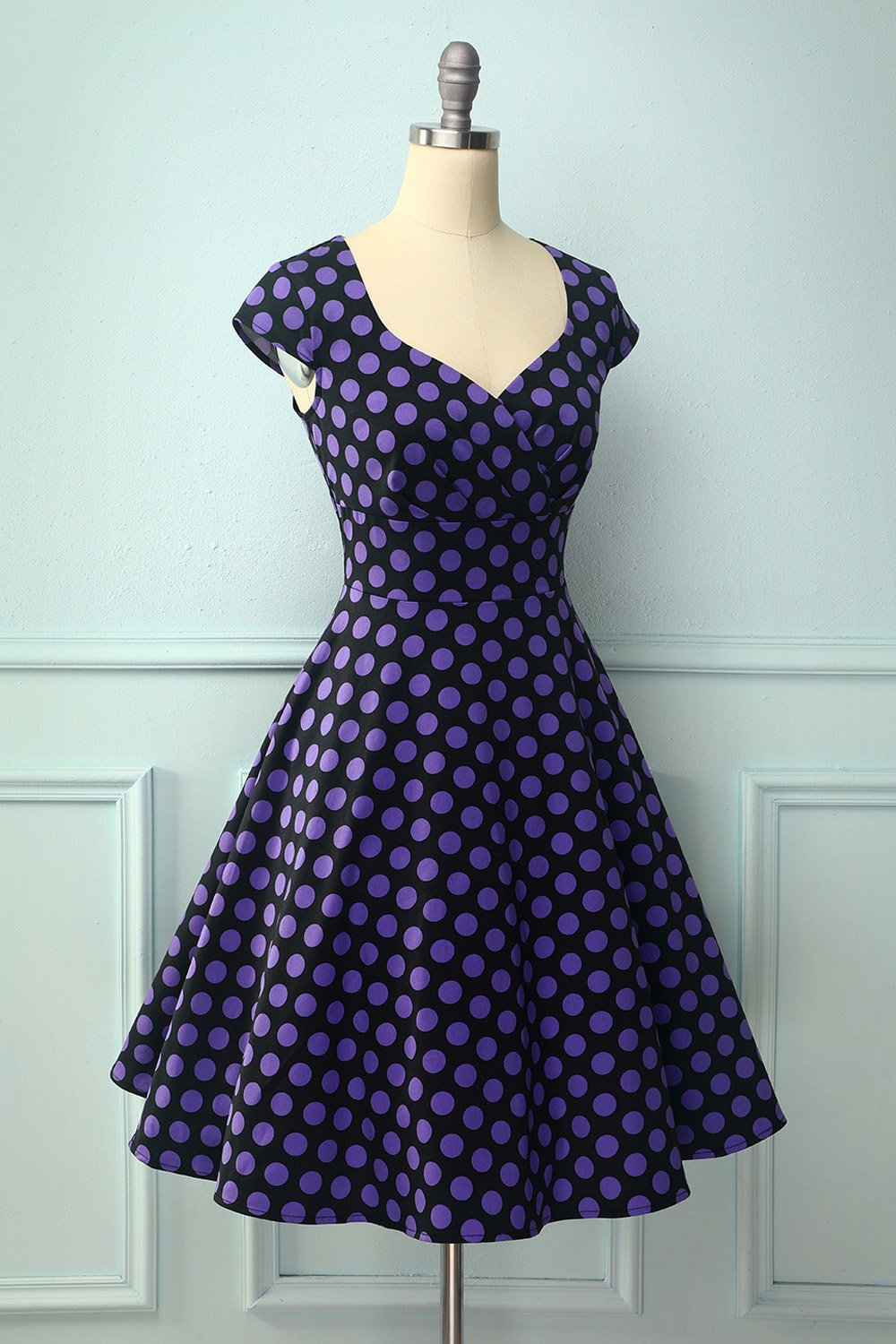 Vestido roxo preto com decote em V