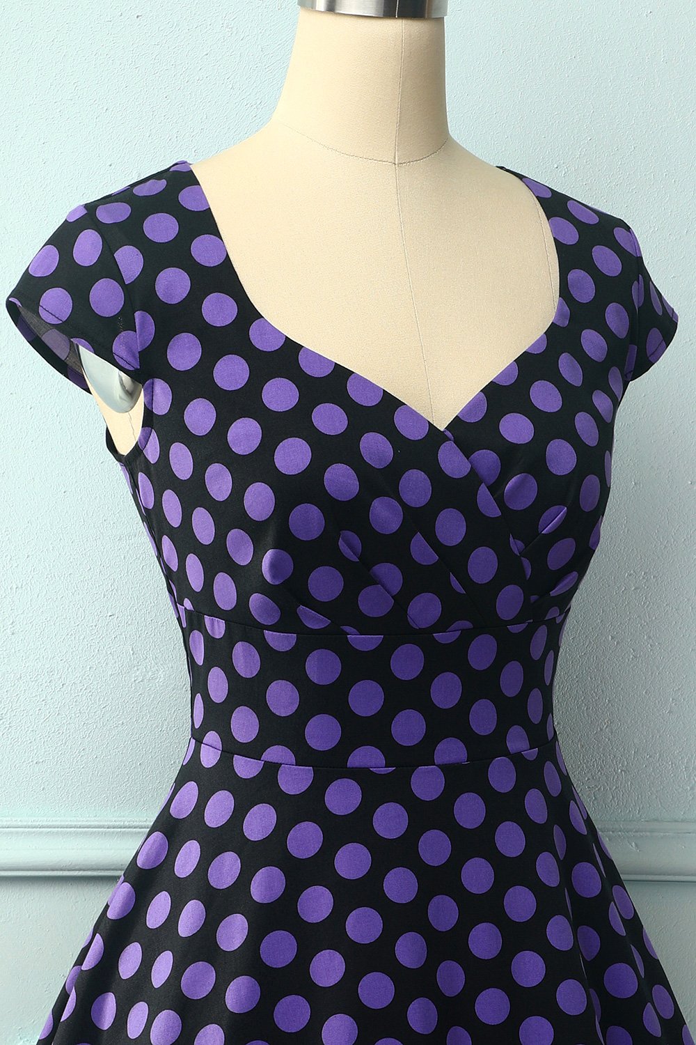 Vestido roxo preto com decote em V