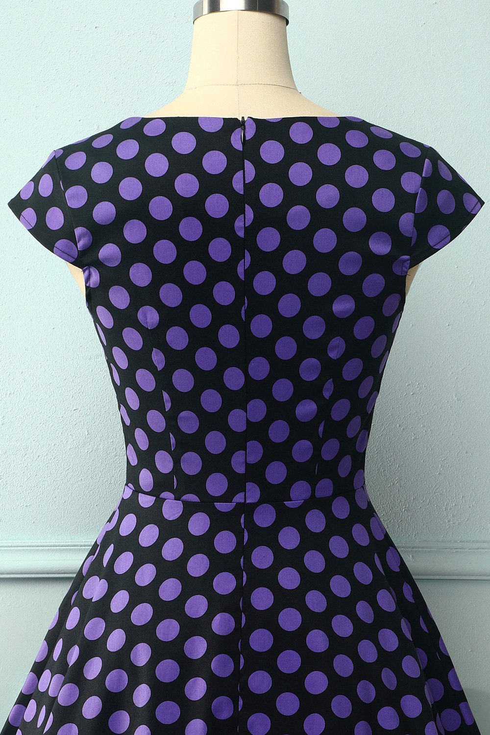 Vestido roxo preto com decote em V