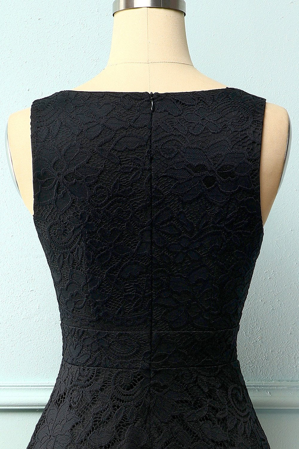 Vestido preto com decote em v