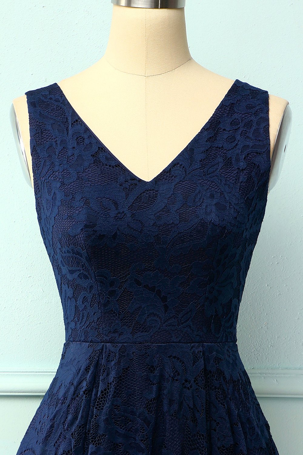 Vestido assimétrico de renda azul marinho