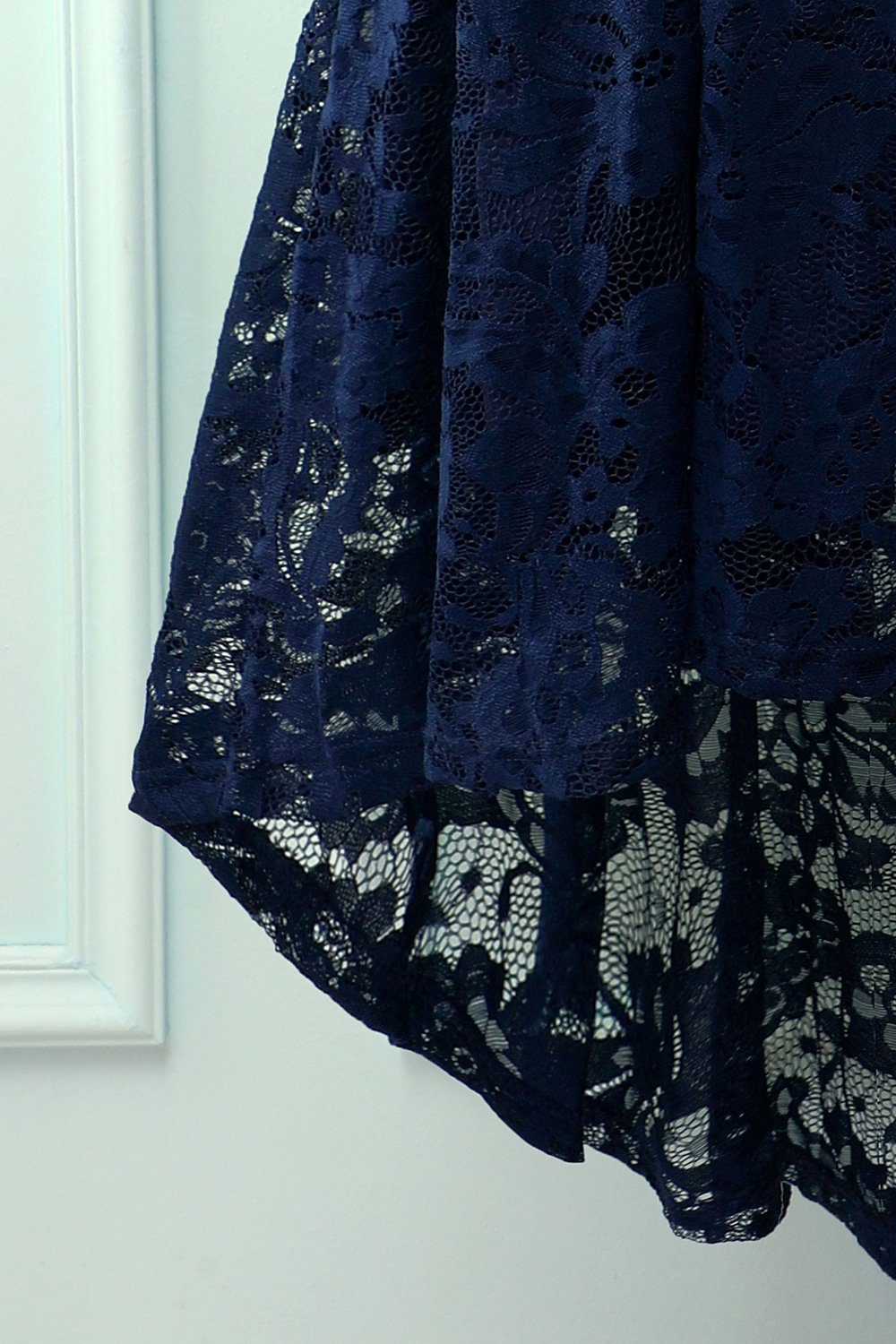 Vestido assimétrico de renda azul marinho