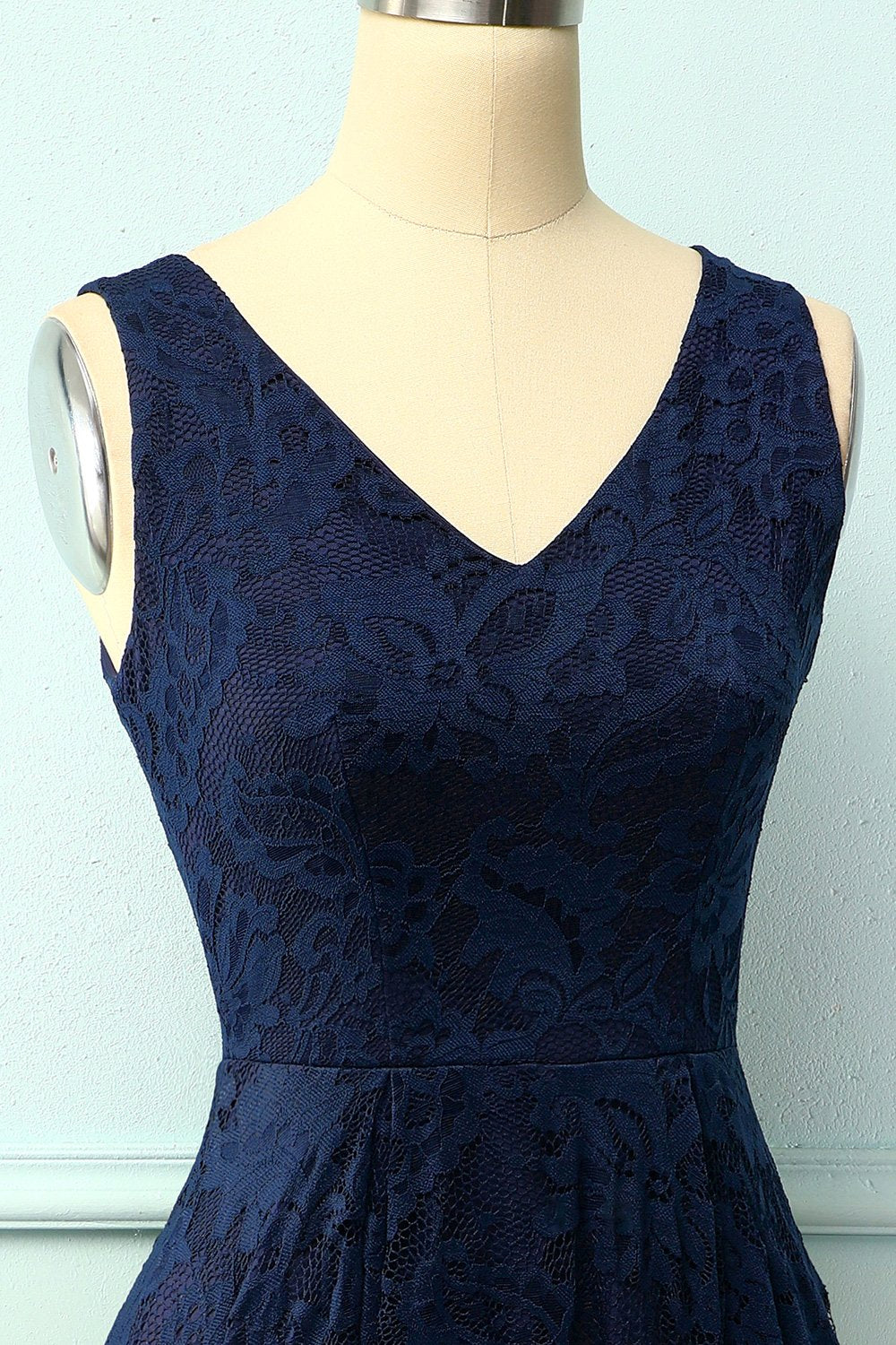 Vestido assimétrico de renda azul marinho