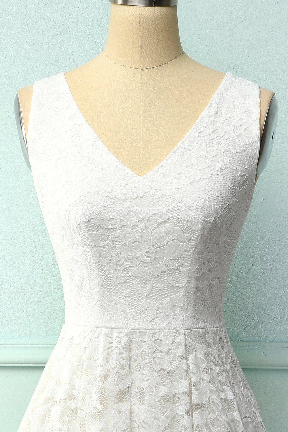 Vestido assimétrico de renda branca