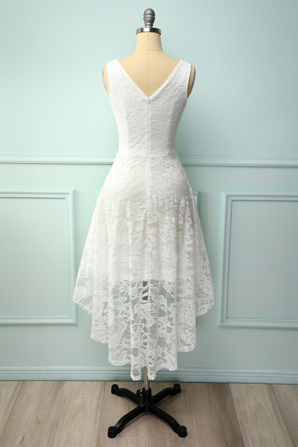 Vestido assimétrico de renda branca