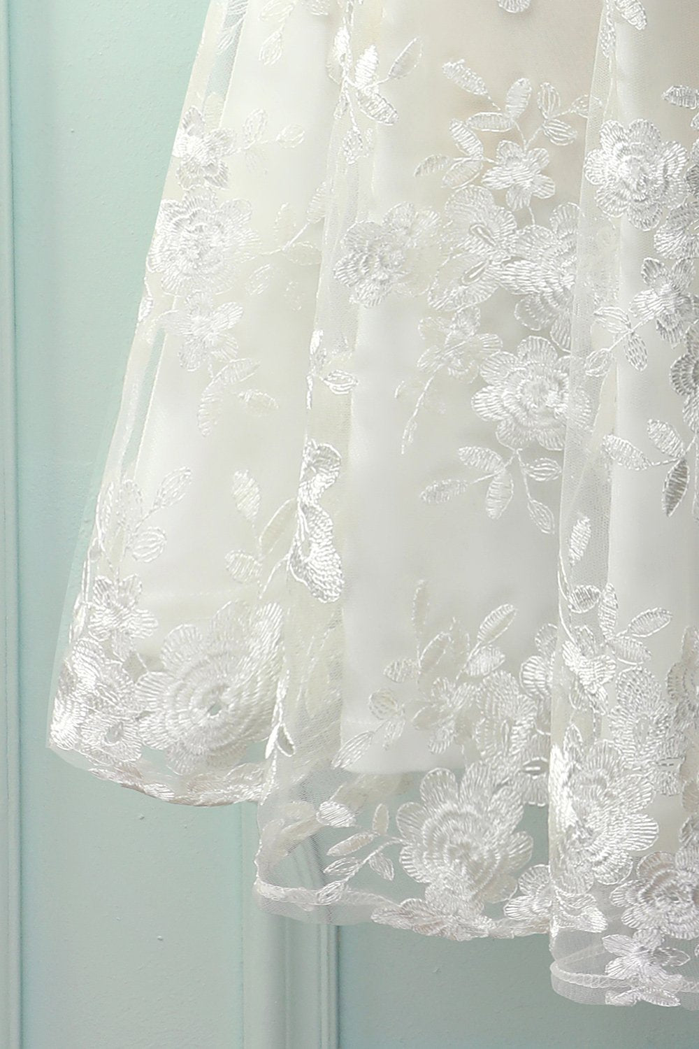 Vestido de Renda Branca com Laço