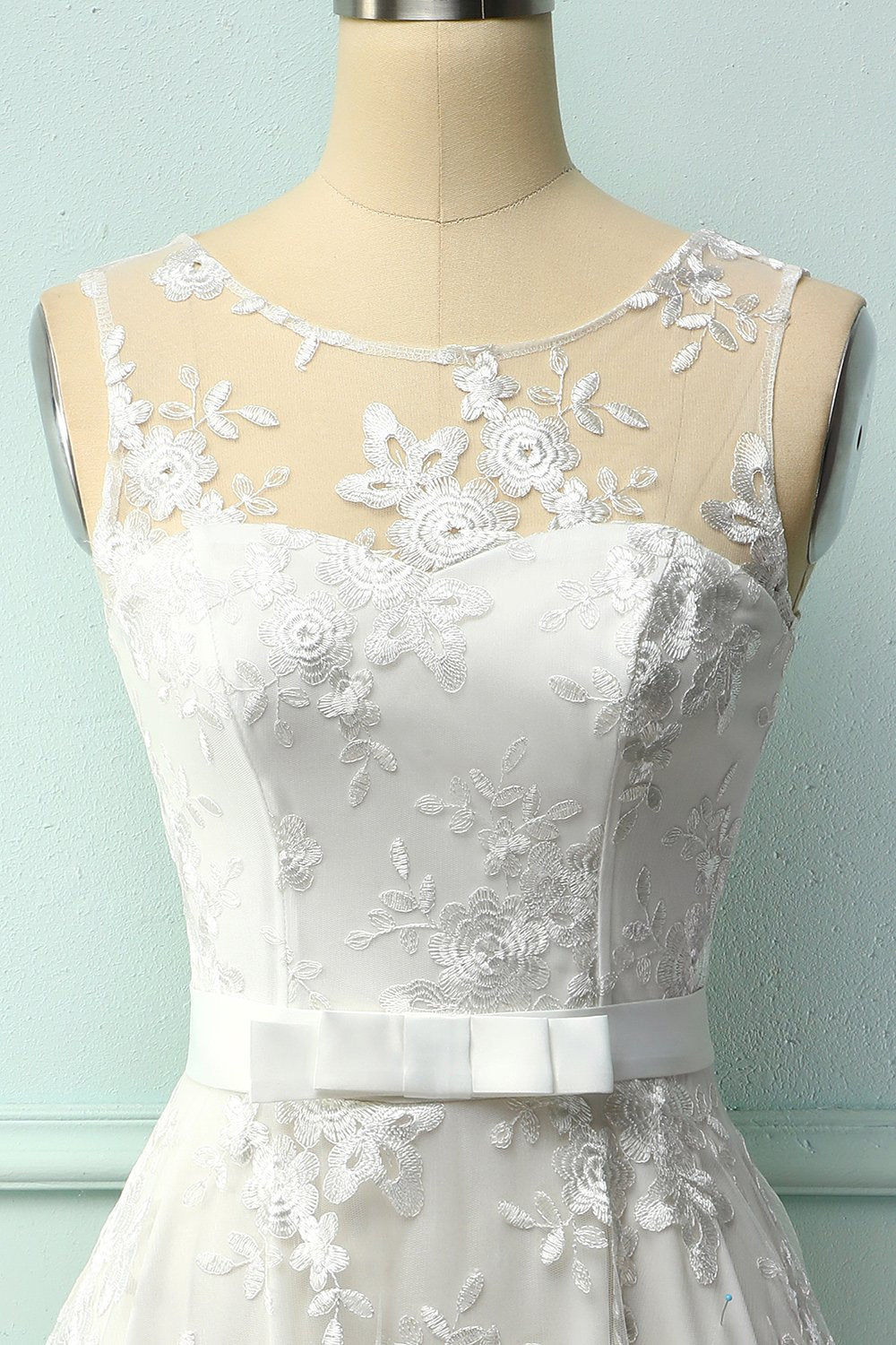 Vestido de Renda Branca com Laço