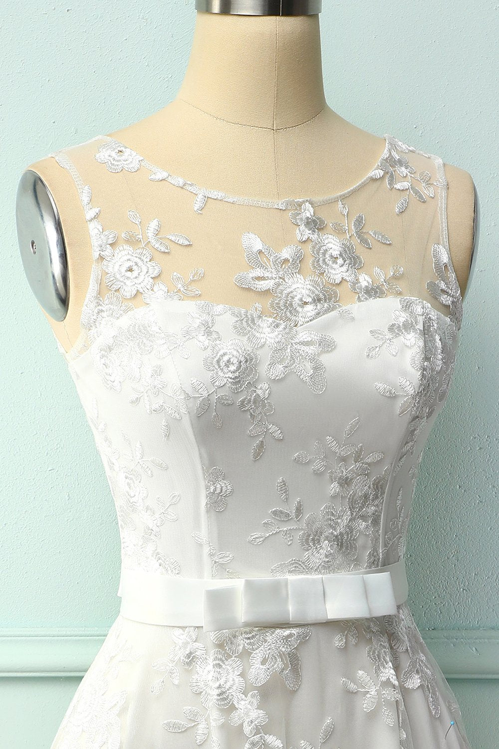 Vestido de Renda Branca com Laço