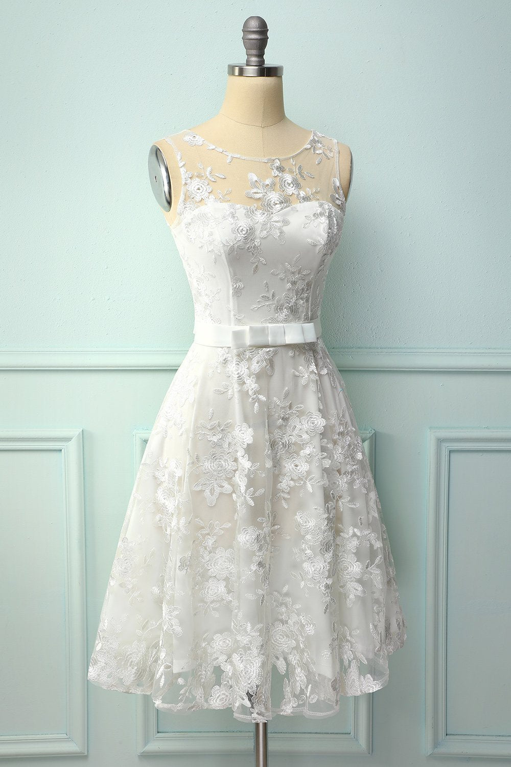 Vestido de Renda Branca com Laço