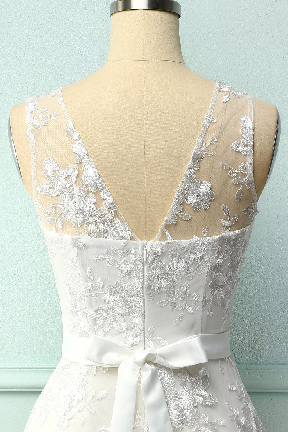 Vestido de Renda Branca com Laço