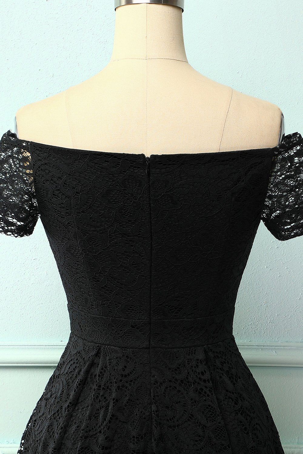 Preto fora do ombro vestido de renda