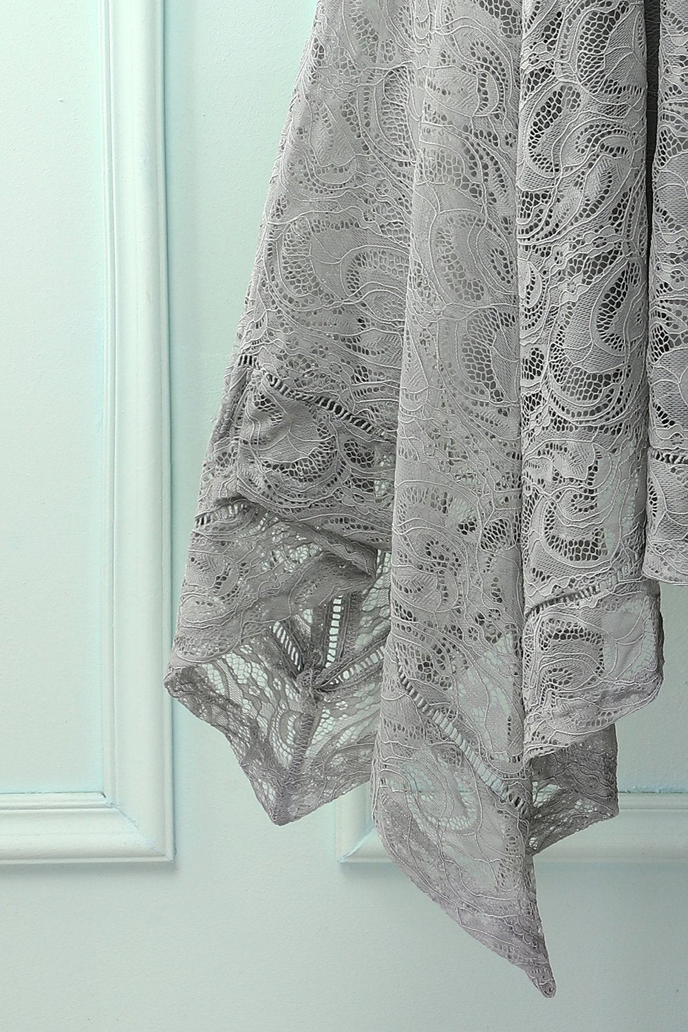 Vestido assimétrico em renda cinza com decote em v