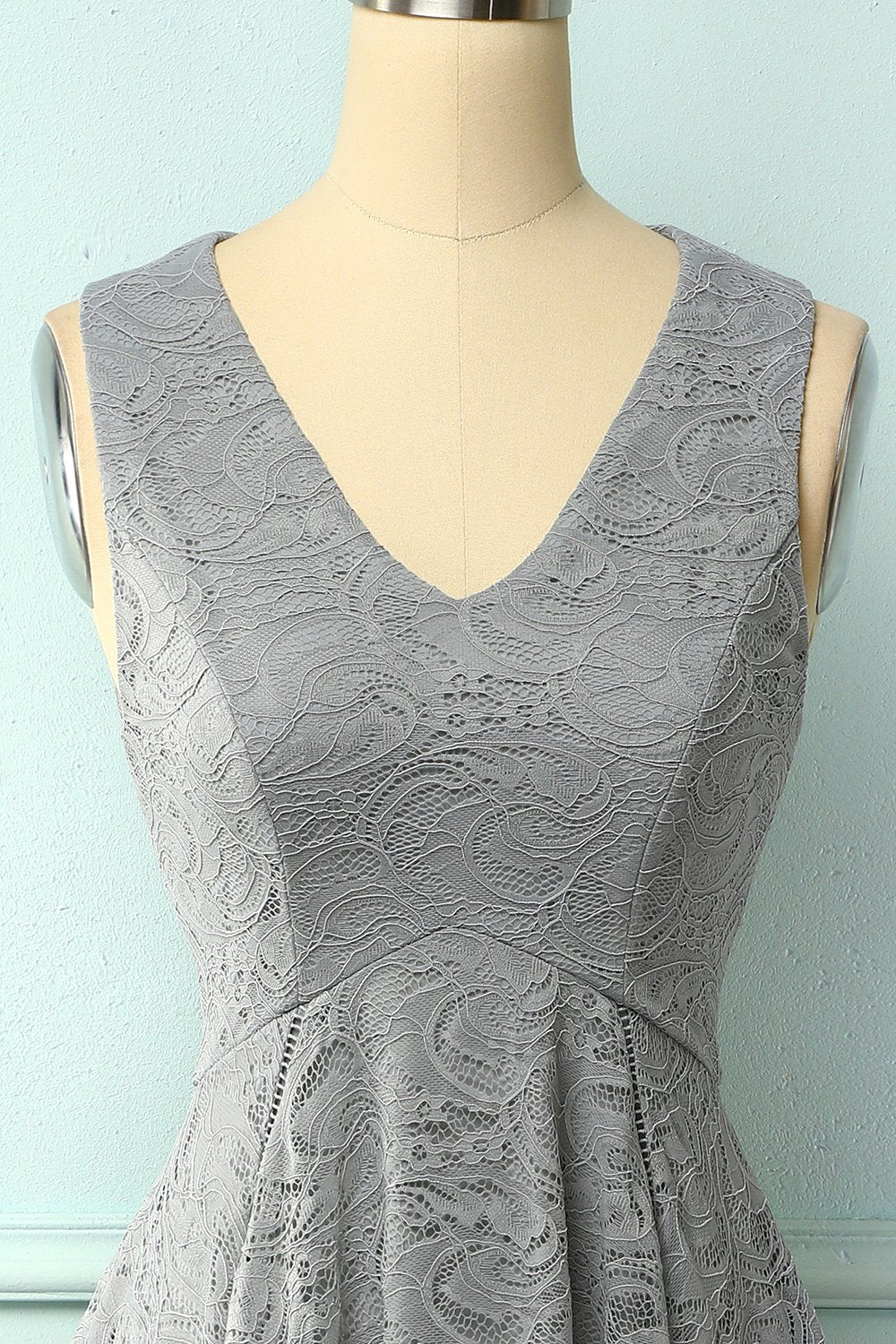 Vestido assimétrico em renda cinza com decote em v