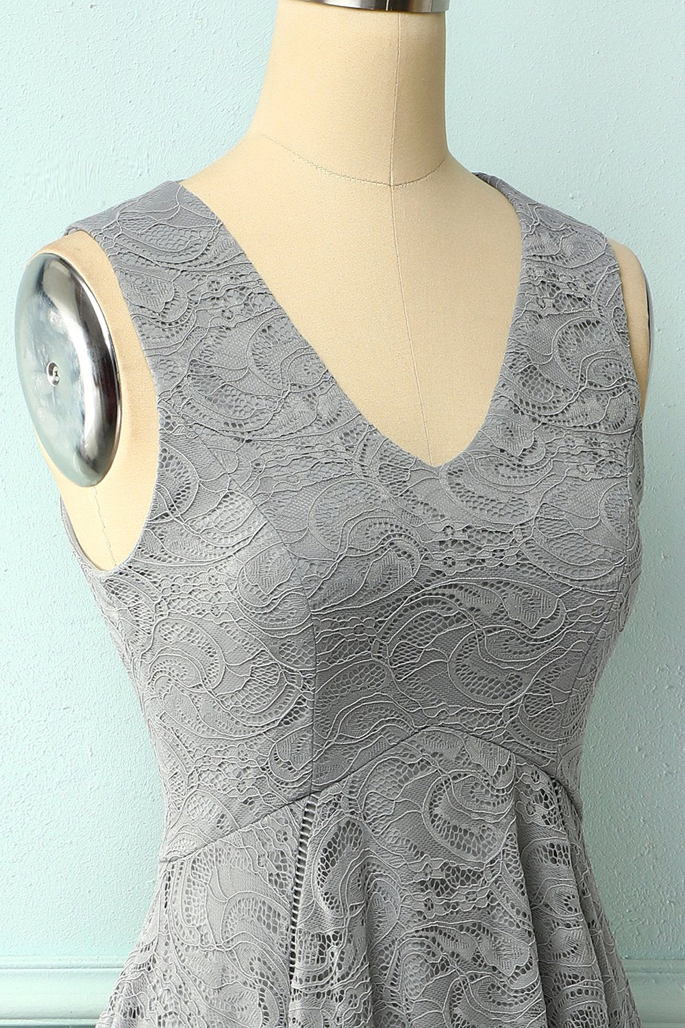 Vestido assimétrico em renda cinza com decote em v