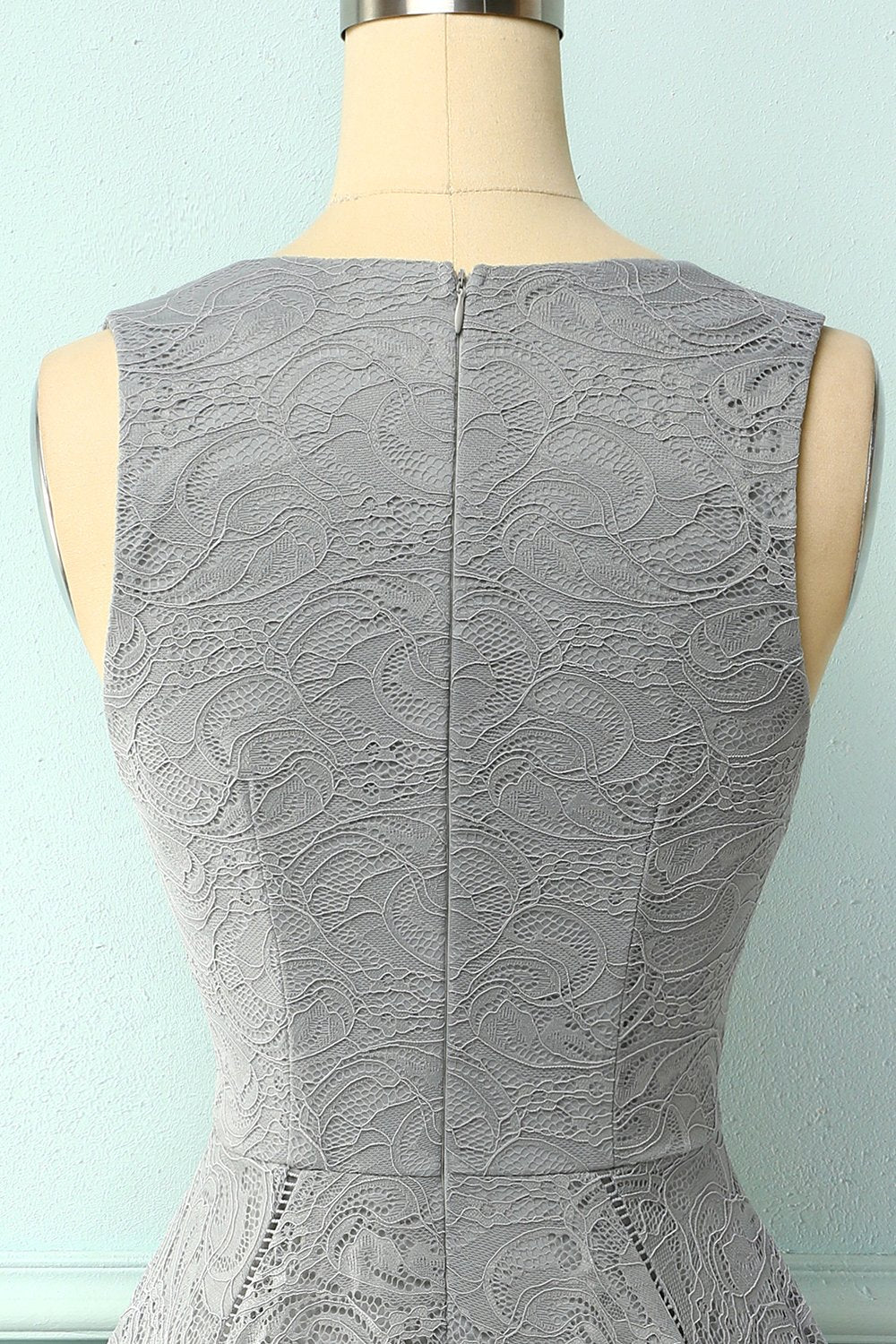 Vestido assimétrico em renda cinza com decote em v