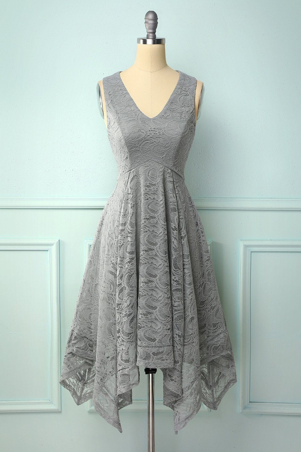 Vestido assimétrico em renda cinza com decote em v