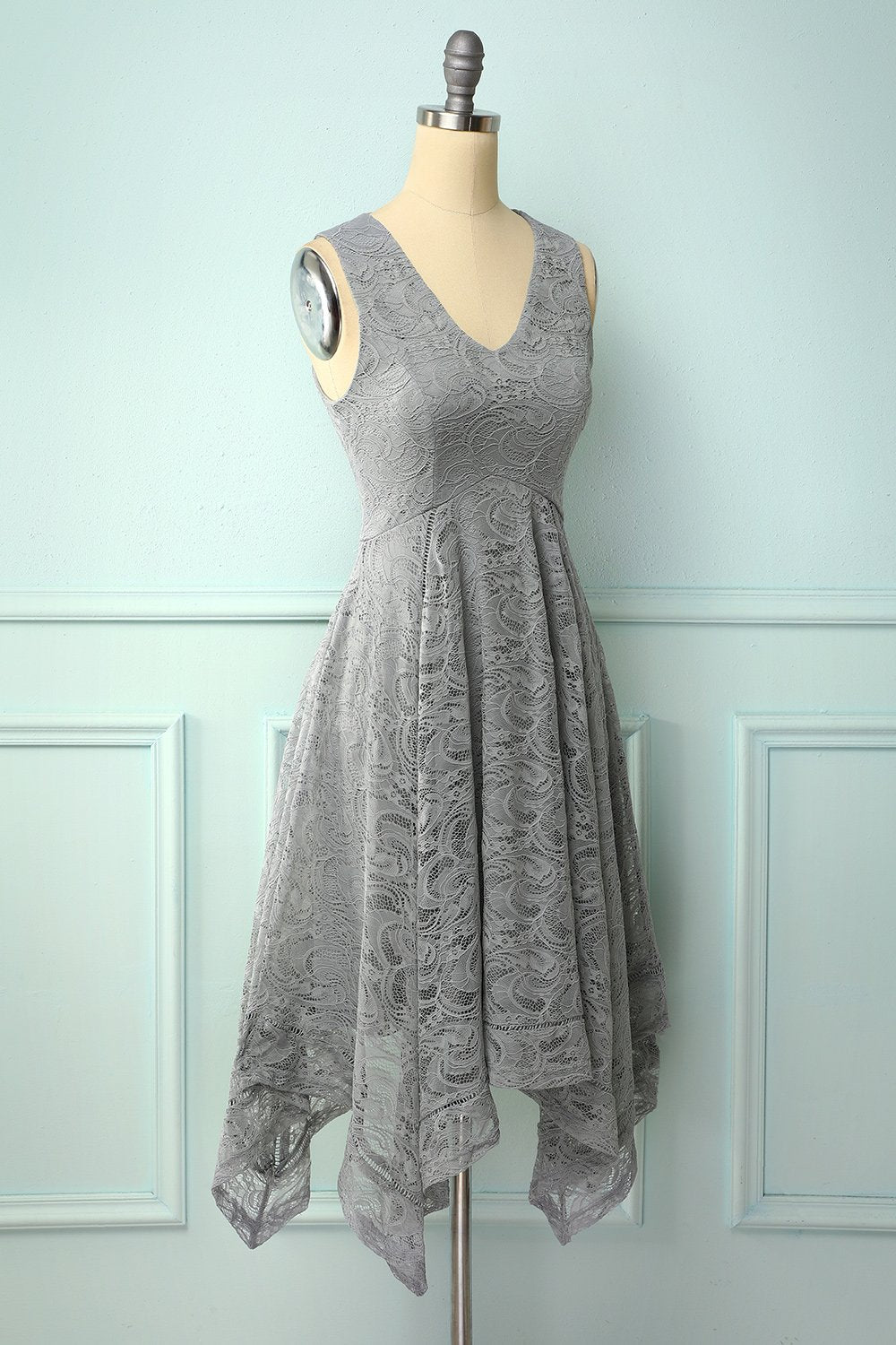 Vestido assimétrico em renda cinza com decote em v