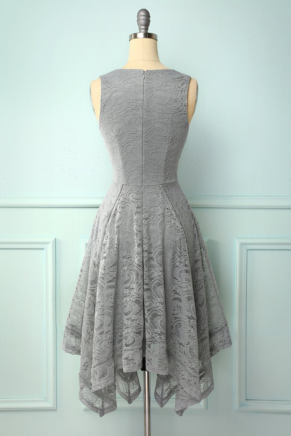 Vestido assimétrico em renda cinza com decote em v
